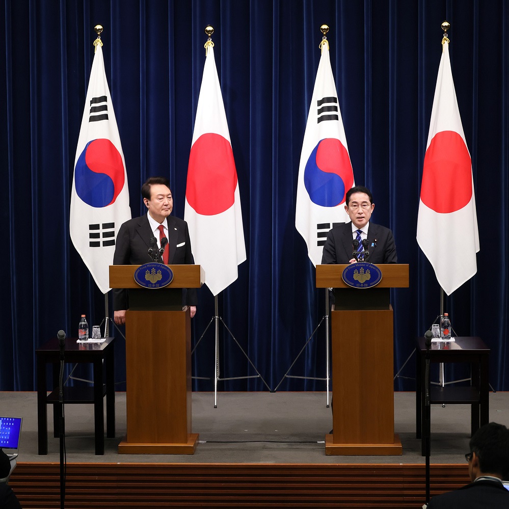 President of South Korea Yoon suk yeol with Japan's Prime Minister Fumio Kishida